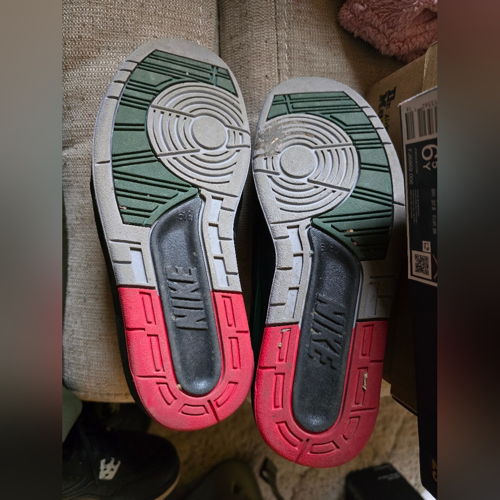 AIR JORDAN 2 RETRO LOW (GS) - Picture 7 of 9